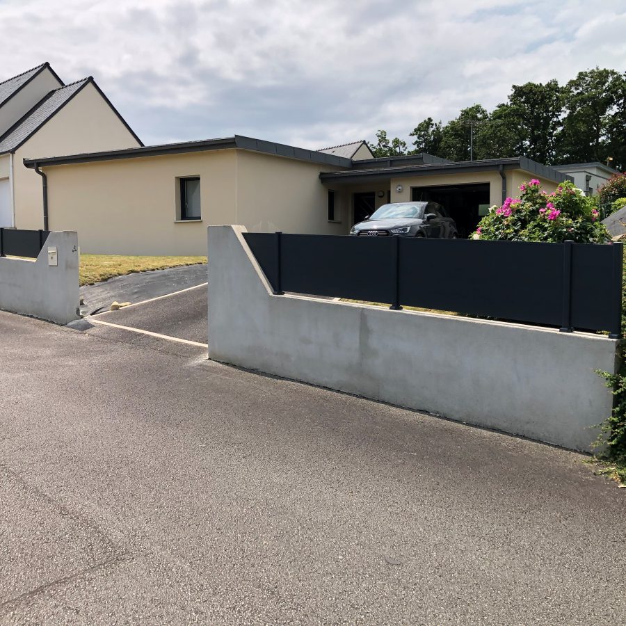 Clôture et portail en aluminium devant une maison à Trégunc