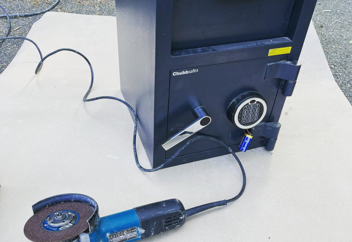 Avant : coffre-fort Chubbsafes fermé, prêt à être ouvert à la disqueuse