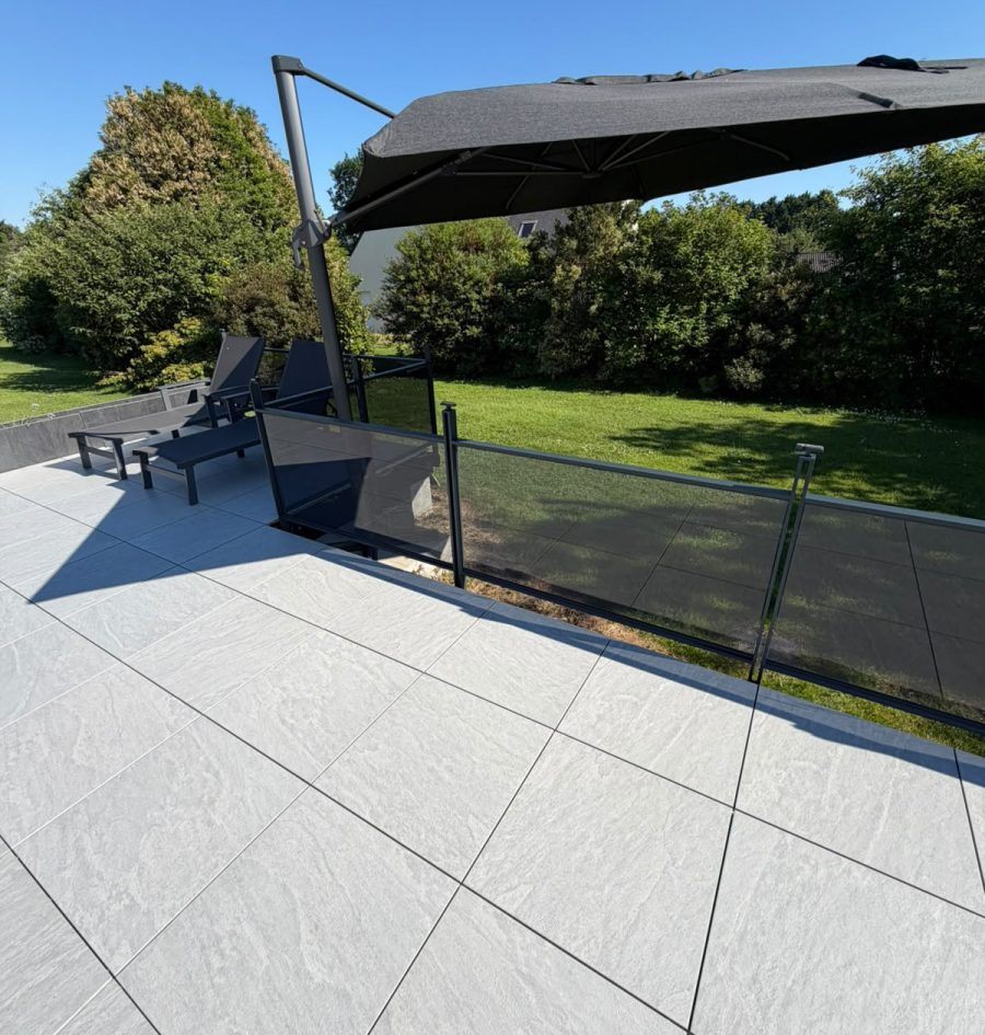 Garde-corps en aluminium et verre autour d'une terrasse sur dalles