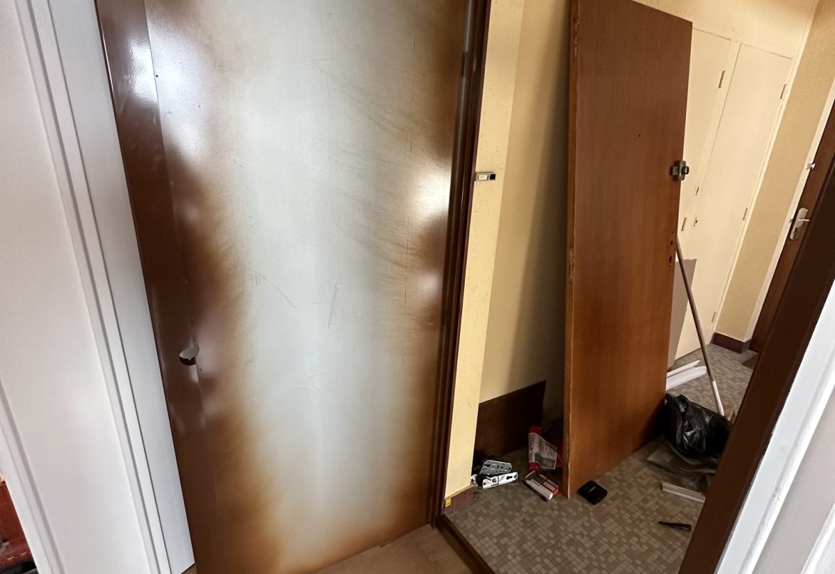 Avant : porte palière d'appartement abîmée, avant blindage
