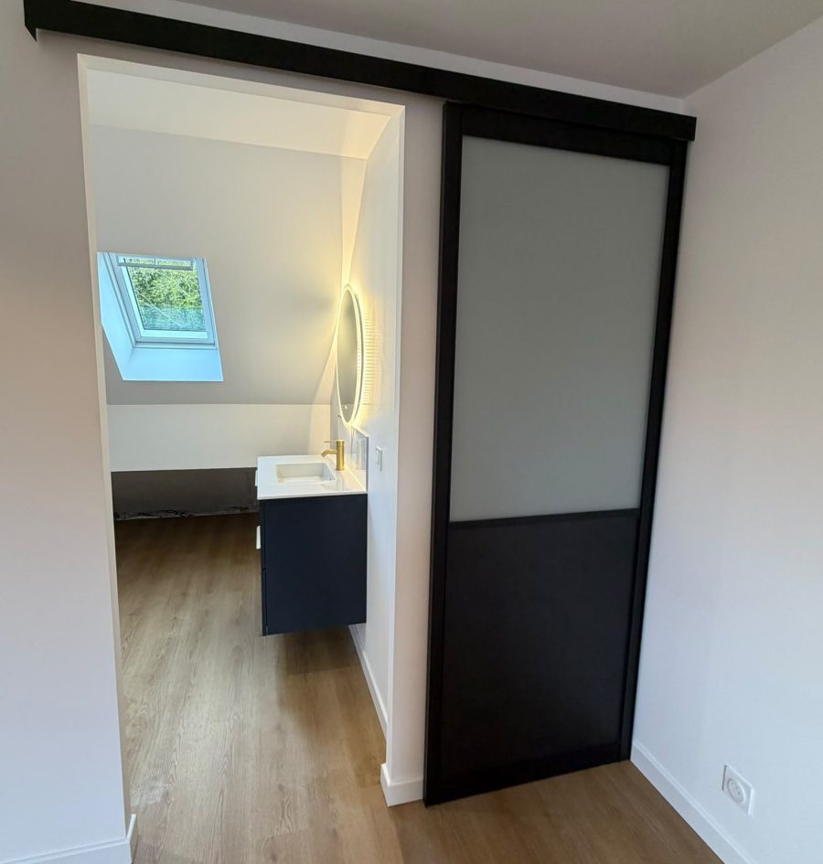 Porte coulissante vitrée style atelier dans une chambre