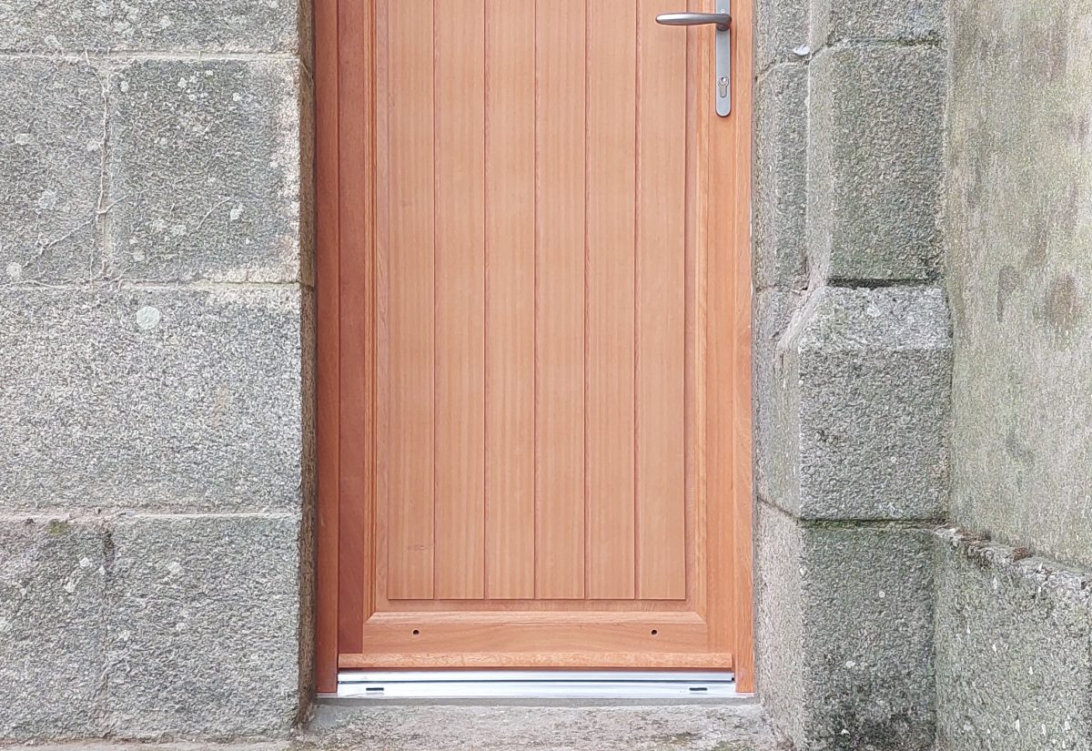 Après : porte d'entrée en bois Atlantem posée dans une église de Concarneau