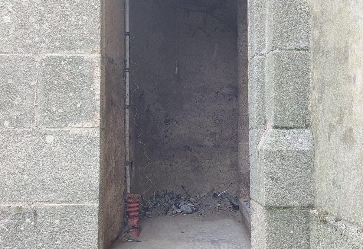 Avant : encadrement en pierre de l'église de Concarneau, sans porte