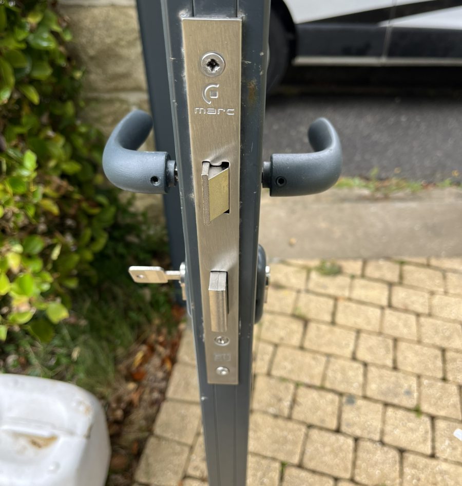Serrure et cylindre de sécurité sur une porte