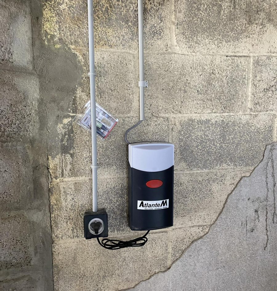 Sirène d'alarme extérieure installée sur un mur en pierre